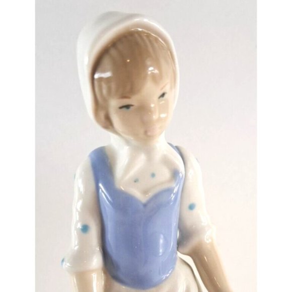 Vintage Torralba Porcelain Girl Holding Flowers Figurine Handmade Spain 8" - Picture 2 of 7